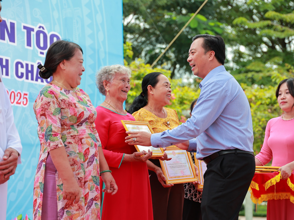 Phó Bí thư Đảng ủy, Chủ tịch UBND xã Đinh Thế Trọng trao tặng giấy khen của UBMTTQ Việt Nam xã cho các cá nhân