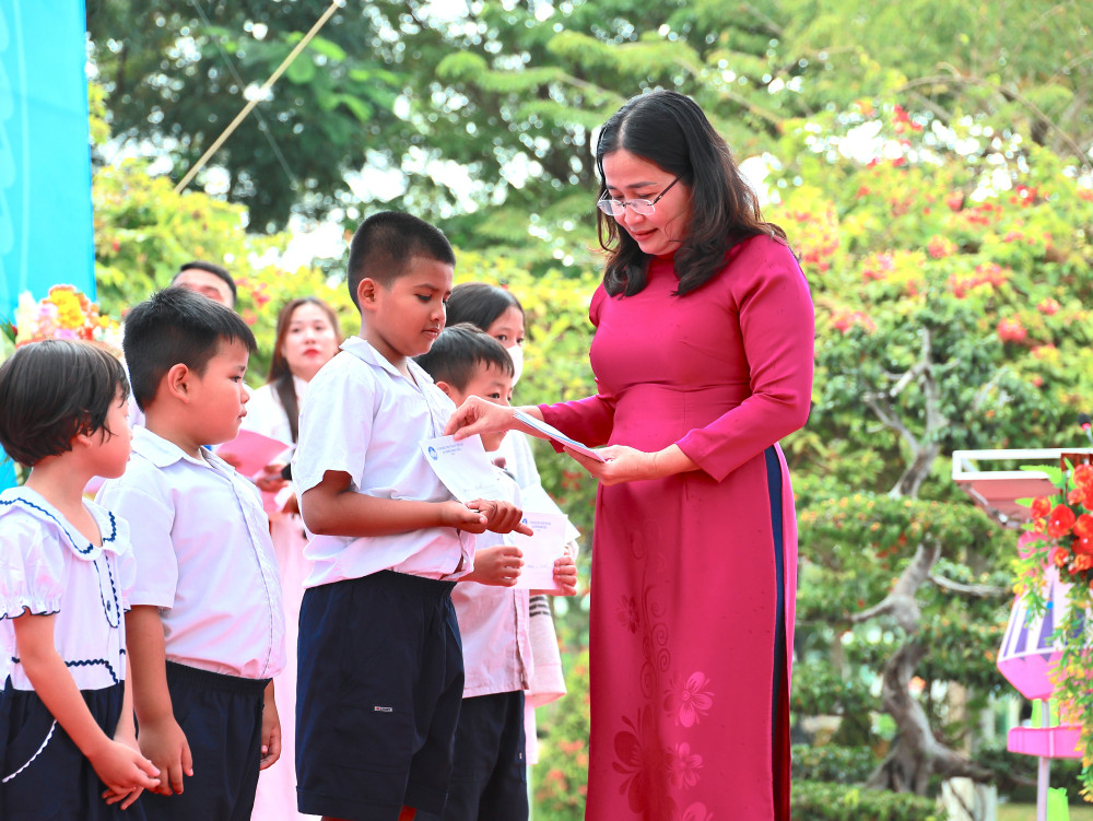 Bí thư Đảng ủy, Chủ tịch HĐND xã Huỳnh Vương Hiếu trao tặng học bổng cho học sinh có hoàn cảnh khó khăn trên địa bàn xã Dương Minh Châu 