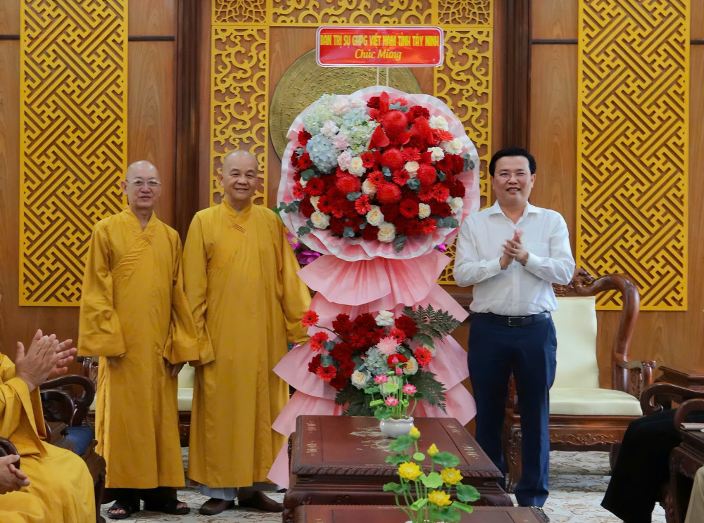 Hòa thượng Thích Minh Thiện (thứ 2 từ trái qua) bày tỏ Phật giáo sẽ tiếp tục đồng hành, góp phần lan tỏa tinh thần đại đoàn kết trong nhiệm kỳ mới