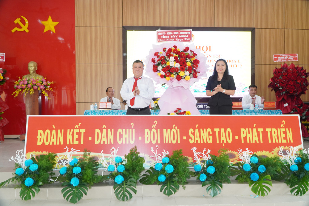 Phó Chủ tịch UBMTTQ Việt Nam tỉnh Lê Thị Cẩm Tú trao tặng lẵng hoa chúc mừng Ngày hội 