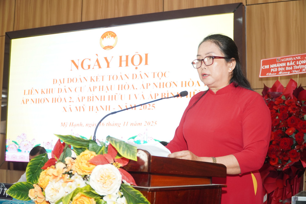 Trưởng ban công tác Mặt trận ấp Hậu Hòa Đào Thị Huệ phát biểu ôn lại kỷ niệm 95 năm Ngày truyền thống Mặt trận Tổ quốc Việt Nam