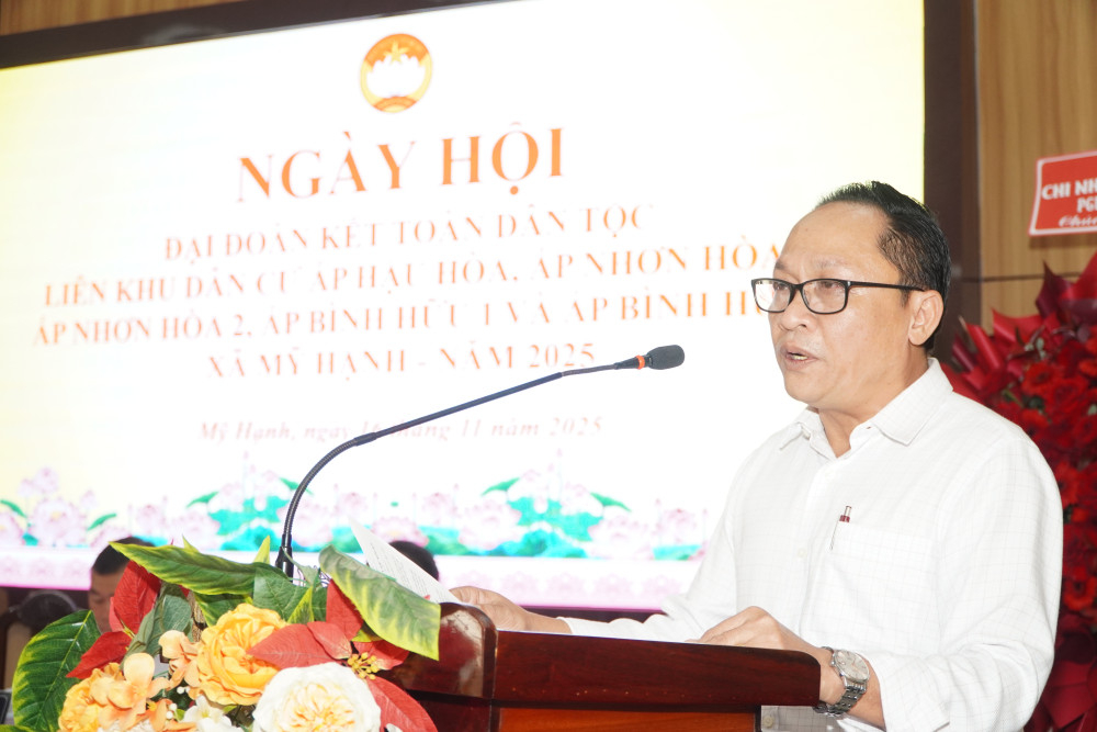 Phó Bí thư Đảng ủy, Chủ tịch UBND xã Trần Anh Hương biểu dương và chúc mừng những kết quả quan trọng mà Nhân dân 5 ấp đã phấn đấu đạt được trong năm 2025