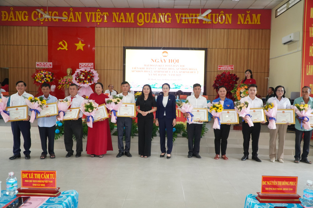 Phó Chủ tịch UBMTTQ Việt Nam tỉnh Lê Thị Cẩm Tú (thứ 6, từ trái qua) và Trưởng ban Văn hóa - Xã hội HĐND tỉnh Nguyễn Thị Hồng Phúc trao tặng bằng khen của Chủ tịch UBND tỉnh cho các cá nhân