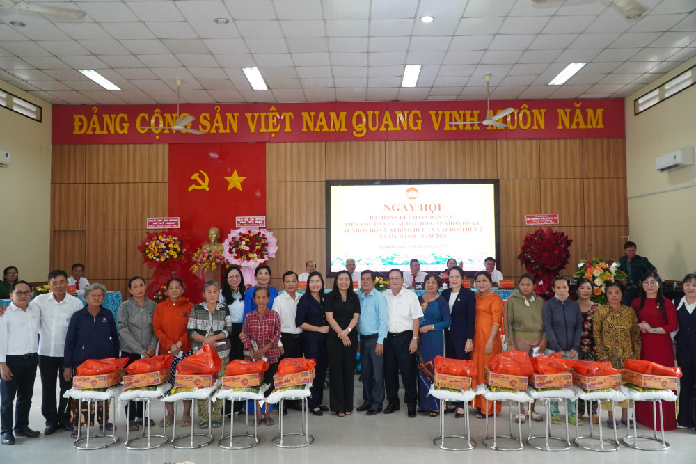 Các đại biểu cùng người dân được tặng quà tại Ngày hội