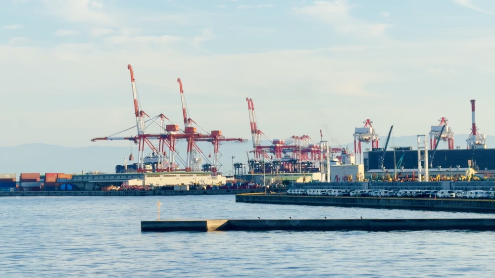 Cảng Kobe là cảng tiên phong với các công trình đảo nhân tạo port island, bến container nước sâu và kết nối sân bay Kobe