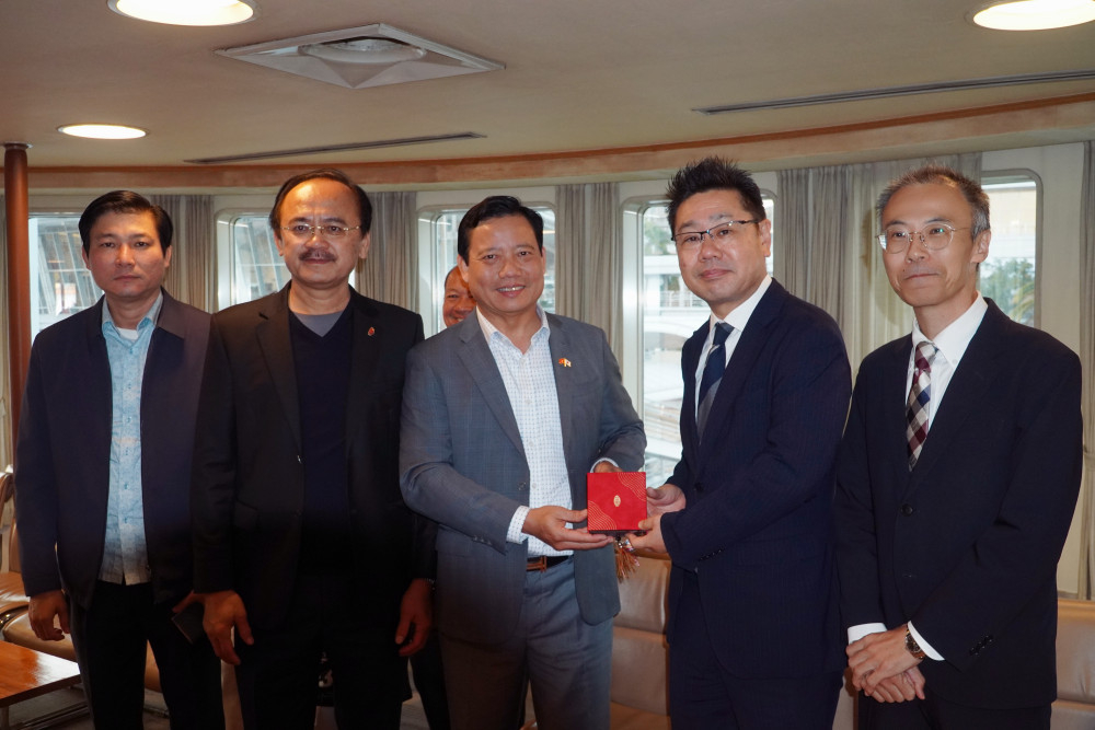 Phó Chủ tịch UBND tỉnh Phạm Tấn Hòa (thứ 3 từ trái qua) đánh giá cao tinh thần hợp tác thiện chí giữa Cảng Kobe và Cảng quốc tế Long An