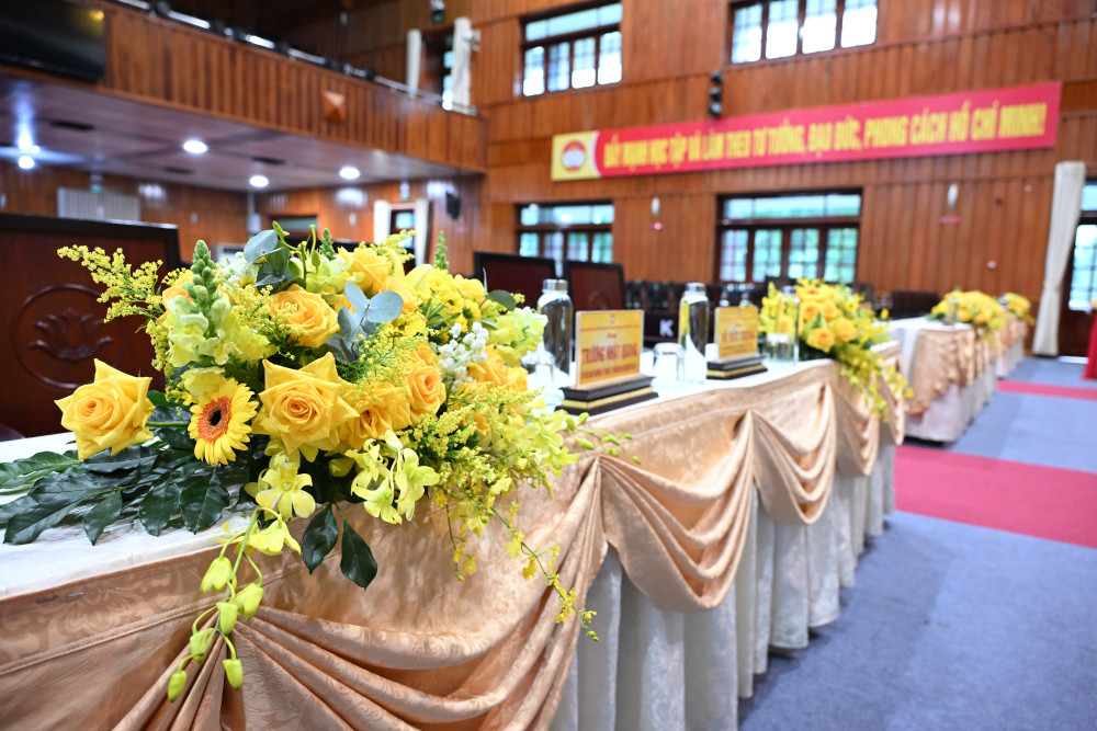 Tại Hội trường Thống Nhất, những ngày qua, công tác chuẩn bị cho Đại hội được thực hiện nghiêm túc, chu đáo, đặc biệt là khâu trang trí, khánh tiết. Hiện mọi công tác chuẩn bị hoàn tất, sẵn sàng cho Đại hội