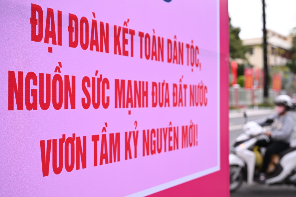 Những tấm pano khổ lớn được lắp đặt trang trọng nhằm lan tỏa không khí Đại hội đến các tầng lớp Nhân dân