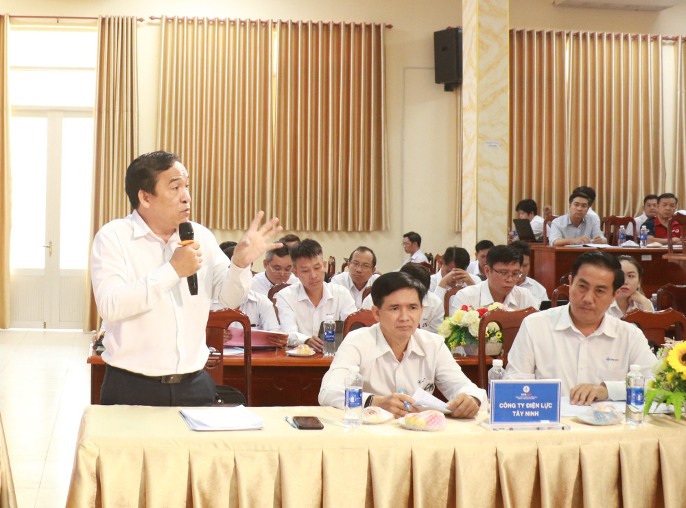 Phó Giám đốc Công ty Điện lực Tây Ninh Nguyễn Ngọc Tuấn giải đáp một số thắc mắc của khách hàng sản xuất, kinh doanh