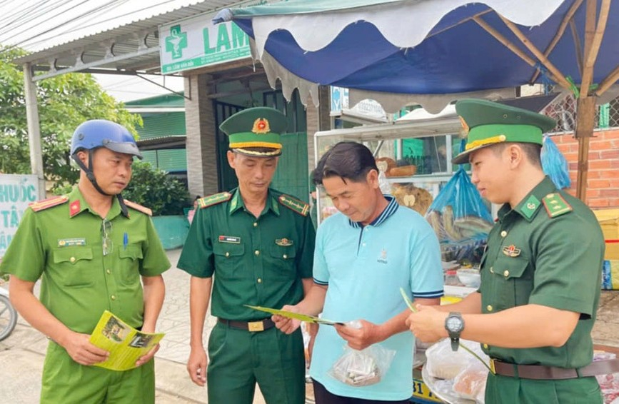 Lực lượng chức năng phối hợp tuyên truyền pháp luật, phòng, chống tội phạm, trong đó có thủ đoạn lừa đảo chiếm đoạt tài sản cho người dân biết để phòng tránh