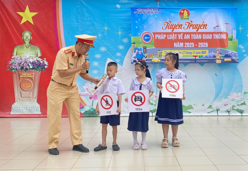 Các em học sinh cùng tham gia phần đố vui về biển báo giao thông