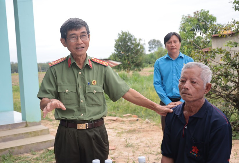 Đại tá Nguyễn Anh Tuấn - Ủy viên Ban Chấp hành Hội Cựu Công an Nhân dân Việt Nam, Chủ tịch Hội Cựu Công an Nhân dân tỉnh, nguyên Phó Giám đốc Công an tỉnh thăm hỏi, động viên ông Nguyễn Văn Tuấn trong buổi bàn giao nhà Nghĩa tình đồng đội