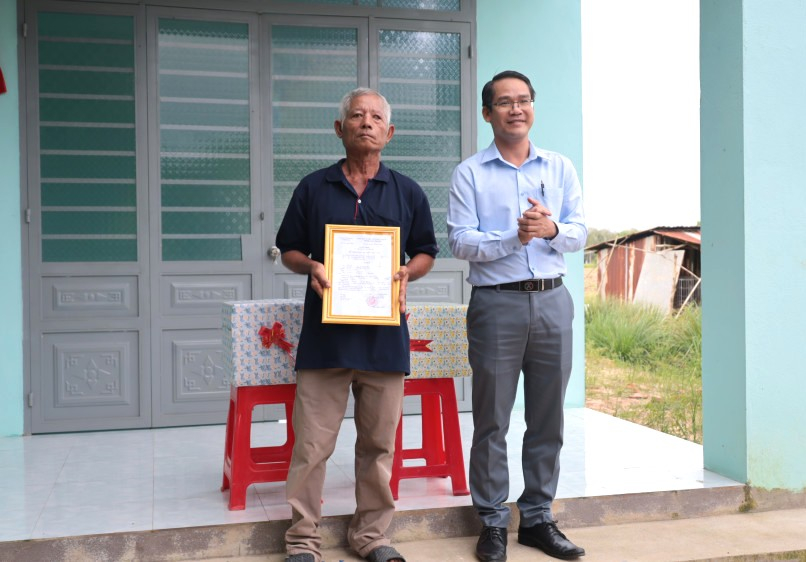 Chủ tịch UBND xã Hòa Hội Nguyễn Đồng Dũng trao quyết định bàn giao nhà Nghĩa tình đồng đội cho ông Nguyễn Văn Tuấn