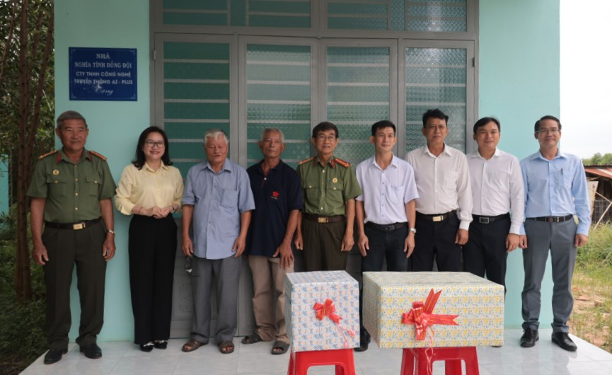 Đại diện Công an tỉnh, Hội Cựu Công an Nhân dân tỉnh, lãnh đạo Đảng ủy, UBND, UBMTTQ Việt Nam, Công an xã Hòa Hội trao quà cho gia đình ông Nguyễn Văn Tuấn