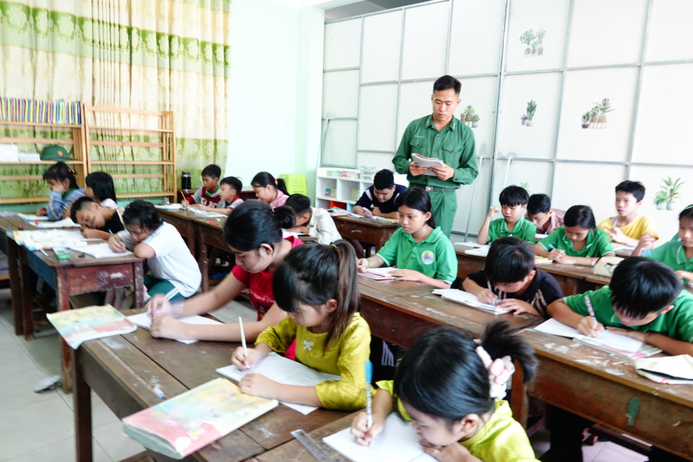 Lớp học hiện có hơn 80 học sinh chia thành 2 ca học