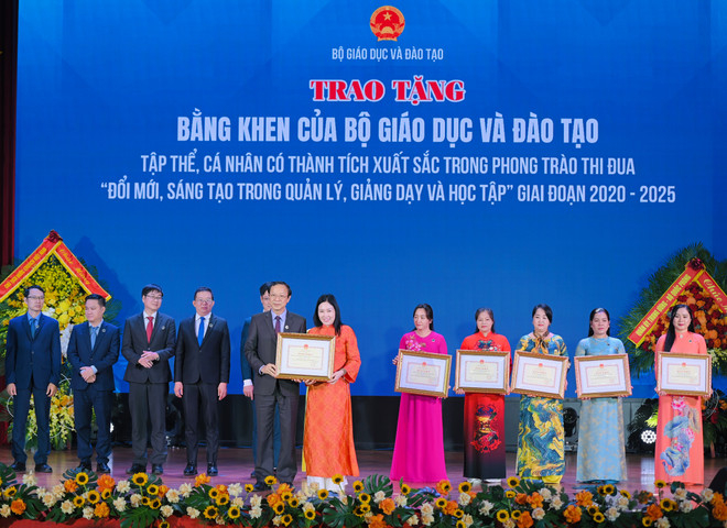 Thứ trưởng Bộ Giáo dục và Đào tạo Phạm Ngọc Thưởng trao bằng khen cho các nhà giáo tiêu biểu. (Ảnh: PV/Vietnam+)