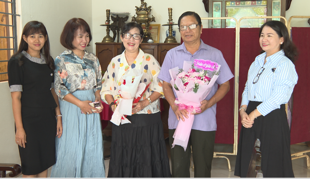 Tặng hoa chúc mừng cô Nguyễn Thiện Mỹ Tâm nhân Ngày Nhà giáo Việt Nam 20/11