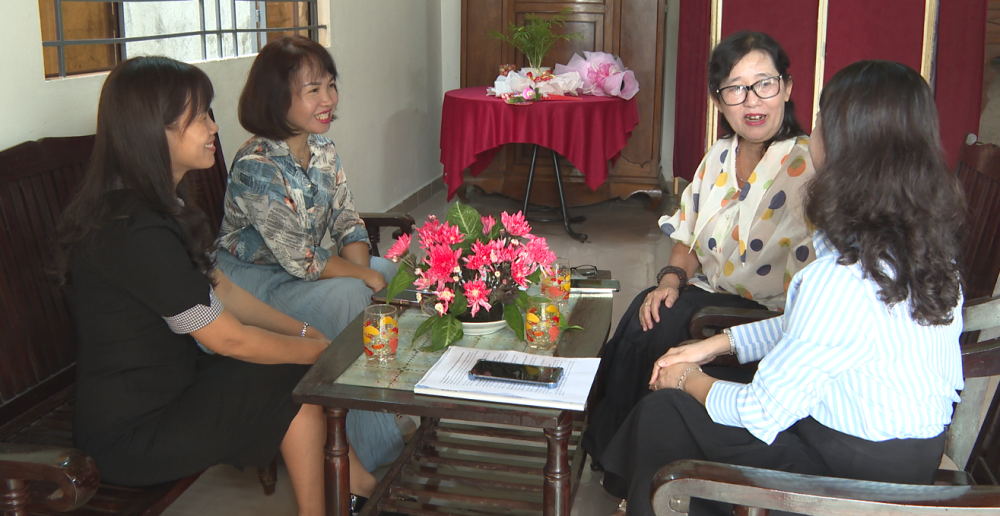 Cô và trò cùng ôn lại những kỷ niệm đẹp trước đây dưới mái trường