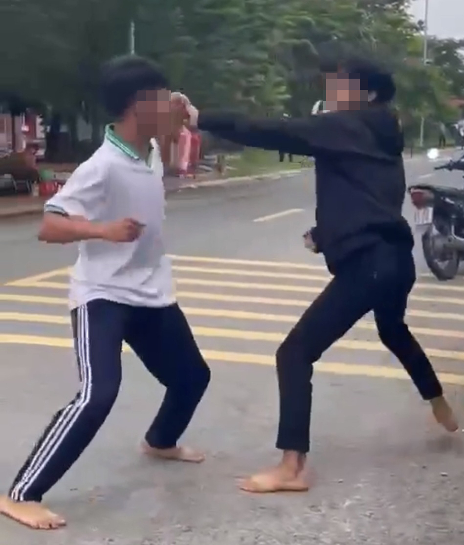 Cảnh học sinh đánh nhau ngoài trường học (ảnh cắt từ clip)