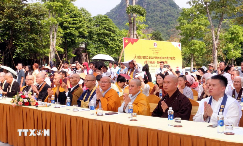 Tăng ni, phật tử và du khách tham gia Lễ hội giao lưu văn hóa Phật giáo Việt Nam và Nhật Bản (Ảnh: Nguyễn Chinh/TTXVN)