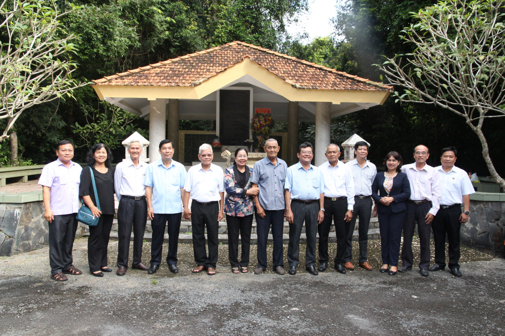 Nguyên lãnh đạo Mặt trận Tổ quốc Việt Nam tỉnh Tây Ninh qua các thời kỳ viếng bia kỷ niệm Khu di tích Căn cứ Mặt trận Dân tộc Giải phóng miền Nam Việt Nam