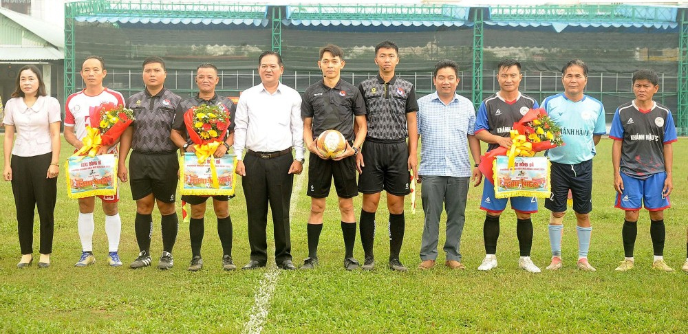 Lãnh đạo phường Khánh Hậu chụp ảnh lưu niệm cùng đại diện các đội bóng và tổ trọng tài