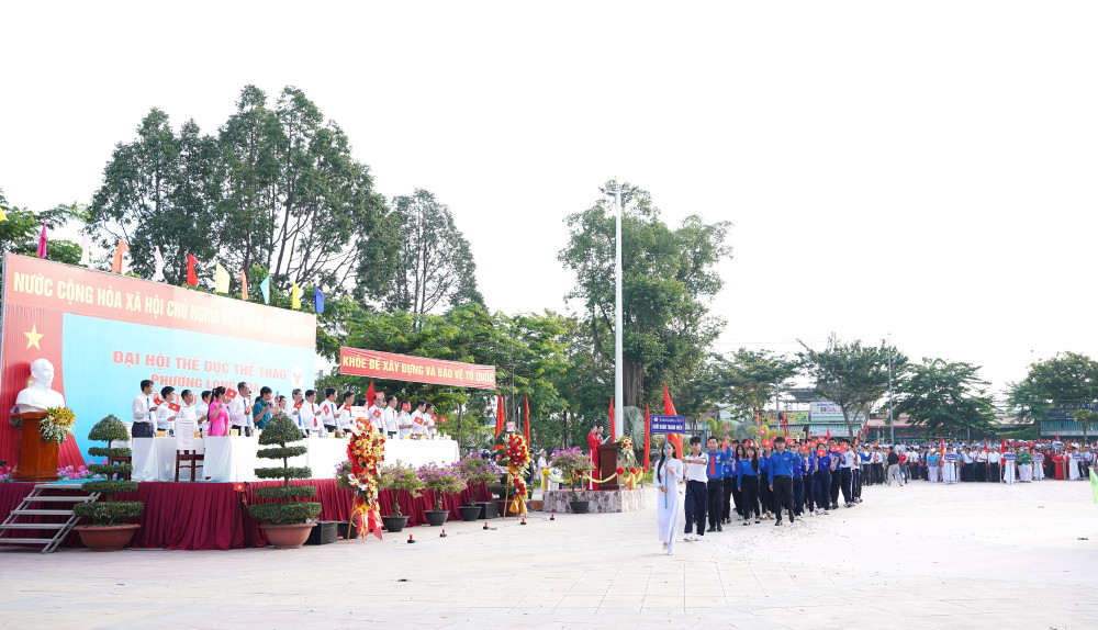 Các đoàn diễu hành qua Lễ đài