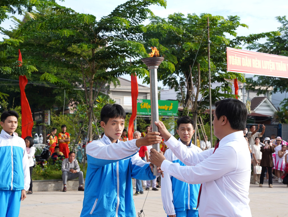 Lễ rước và đốt đuốc đài lửa Đại hội Thể dục thể thao phường Long Hoa lần thứ I năm 2025