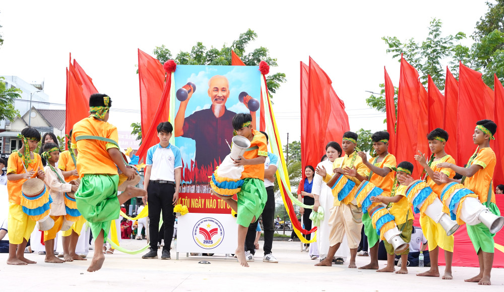 Biểu diễn múa trống Chhay-dăm của dân tộc Khmer