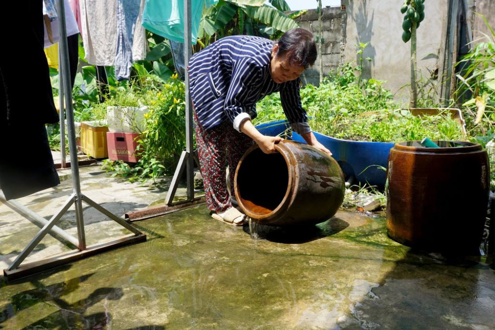 Người dân vệ sinh lu chứa nước, loại bỏ nơi sinh sản của muỗi, diệt lăng quăn