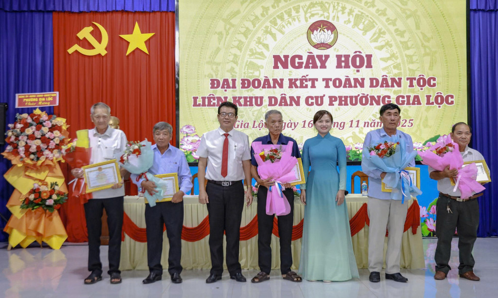 Lãnh đạo Đảng ủy, UBND phường trao giấy khen và tặng hoa chúc mừng các tập thể đạt thành tích