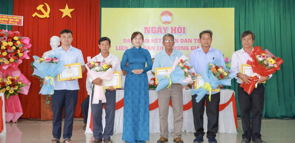 Phó Bí thư Đảng ủy, Chủ tịch UBND phường Lê Thị Hồng Thắm trao giấy khen và tặng hoa cho các tập thể đạt thành tích