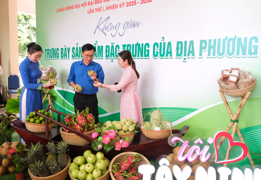 Đại biểu tham quan khu trưng bày sản phẩm đặc trưng của tỉnh Tây Ninh tại Đại hội  Khu trưng bày được bố trí ngay tại địa điểm tổ chức Đại hội, giới thiệu