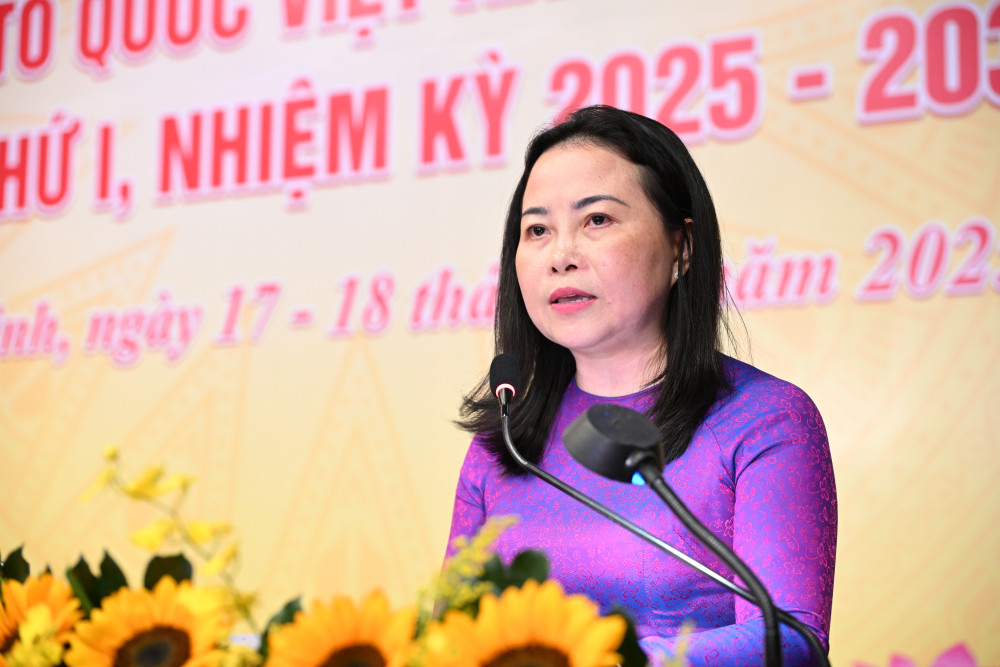 Ủy viên Ban Thường vụ Tỉnh ủy, Phó Chủ tịch Thường trực UBMTTQ Việt Nam tỉnh Nguyễn Thị Thu Trinh thông qua báo cáo tóm tắt kết quả hoạt động MTTQ Việt Nam tỉnh nhiệm kỳ 2024-20294