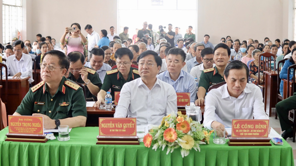 Đại tướng Nguyễn Trọng Nghĩa cùng Bí thư Tỉnh ủy Tây Ninh Nguyễn Văn Quyết, các đại biểu dự Ngày hội