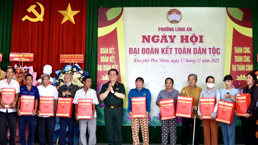 Đại tướng Nguyễn Trọng Nghĩa tặng quà các gia đình chính sách, hộ có hoàn cảnh khó khăn trên địa bàn