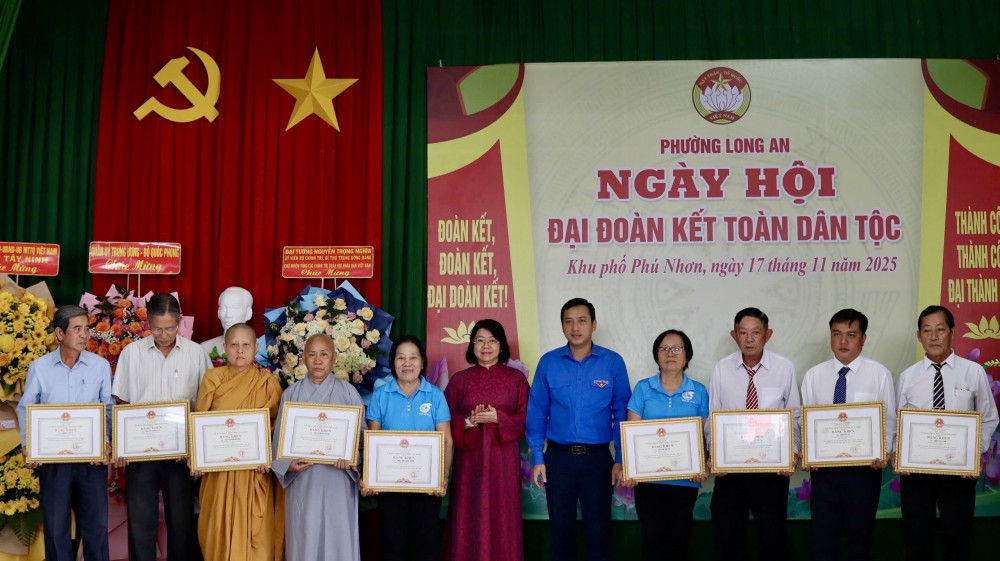 Lãnh đạo UBMTTQ Việt Nam tỉnh trao Bằng khen của UBND tỉnh cho các cá nhân có thành tích xuất sắc trong thực hiện Cuộc vận động “Toàn dân đoàn kết xây dựng nông thôn mới, đô thị văn minh” năm 2025