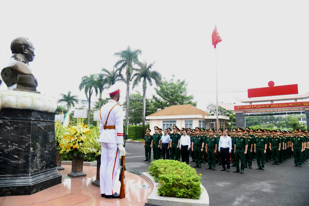 Đại tướng Nguyễn Trọng Nghĩa và đoàn công tác dâng hoa tưởng niệm Đại tướng Võ Nguyên Giáp tại Bộ Chỉ huy Quân sự tỉnh Tây Ninh