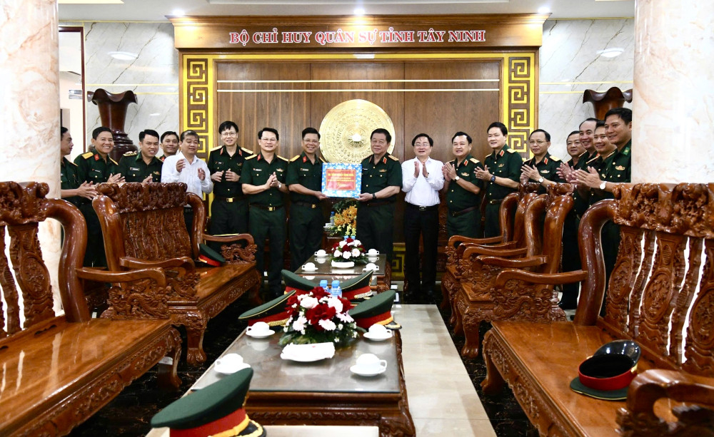 Đại tướng Nguyễn Trọng Nghĩa và đoàn công tác thăm, tặng quà tại Bộ Chỉ huy Quân sự tỉnh Tây Ninh