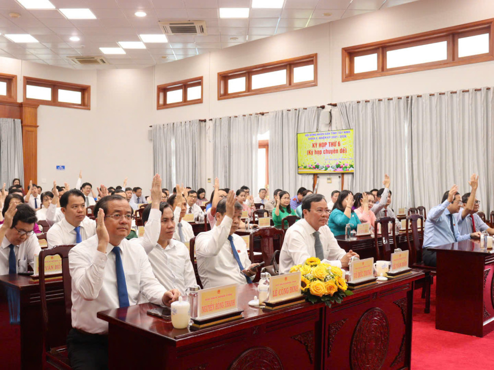 Đại biểu HĐND tỉnh biểu quyết thông qua Nghị quyết về việc miễn nhiệm chức vụ Chủ tịch UBND tỉnh Tây Ninh đối với ông Nguyễn Văn Út