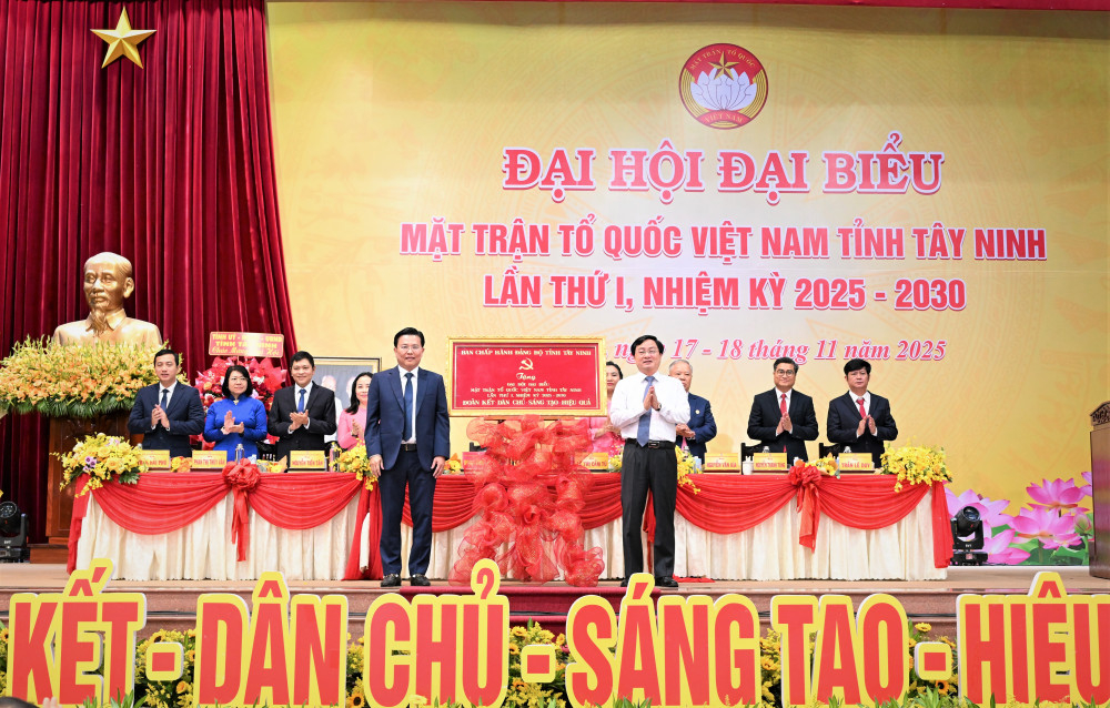 Bí thư Tỉnh ủy Nguyễn Văn Quyết (bên phải) tặng khánh vàng chúc mừng Đại hội