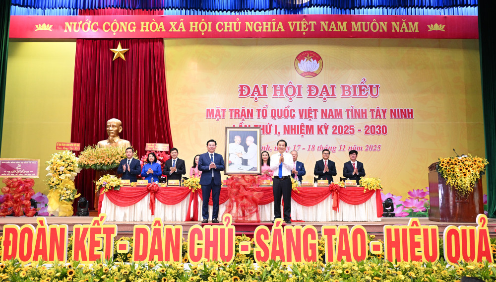 Phó Bí thư Đảng ủy MTTQ và các đoàn thể Trung ương Nguyễn Thái Học phát biểu tại Đại hội và tặng bức tranh quý cho Đại hội