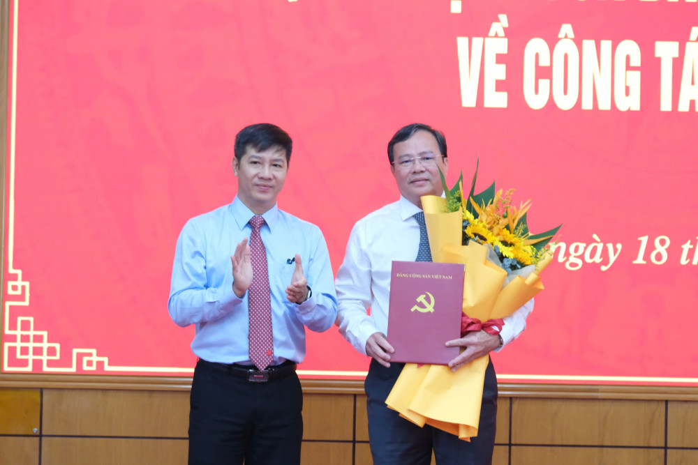 Ủy viên Ban Chấp hành Trung ương Đảng, Phó Trưởng ban Tổ chức Trung ương Nguyễn Thành Tâm trao Quyết định cho ông Lê Văn Hẳn