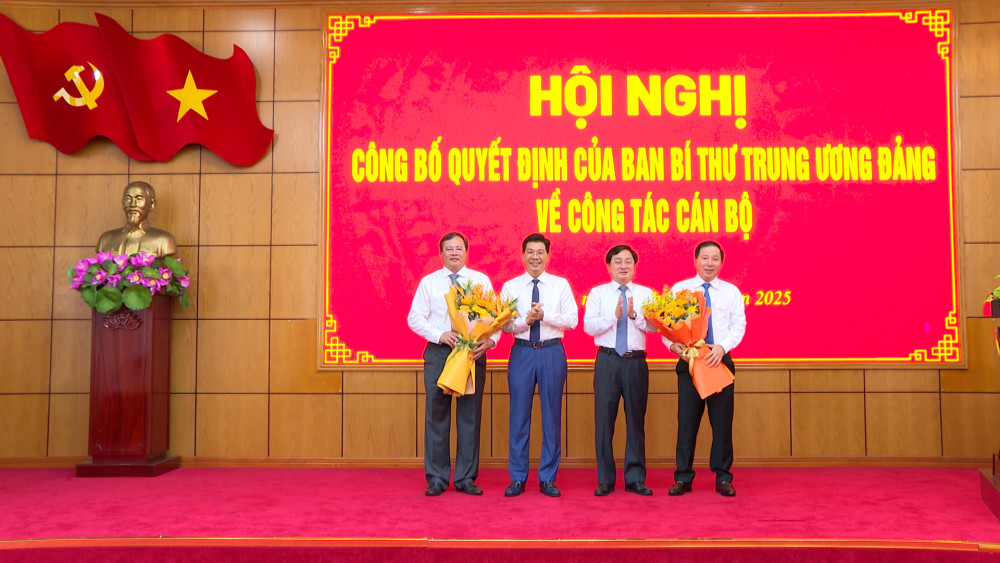 Lãnh đạo tỉnh Tây Ninh tặng hoa chúc mừng ông Lê Văn Hẳn và ông Nguyễn Văn Út