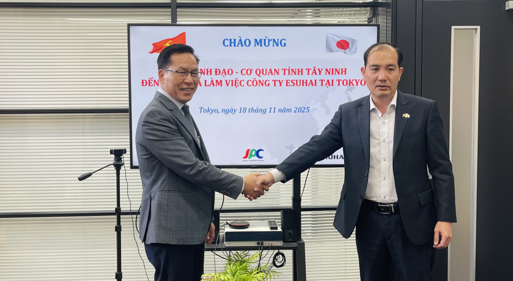 Ủy viên Ban Thường vụ Tỉnh ủy, Giám đốc Sở Nội vụ tỉnh Tây Ninh Phạm Xuân Bách (bên phải) đến thăm, làm việc với Văn phòng Công ty TNHH Esuhai tại Tokyo (Nhật Bản)