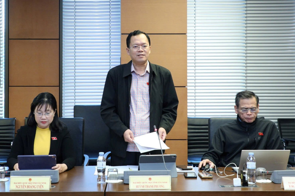 Đại biểu Huỳnh Thanh Phương - Phó Bí thư chuyên trách Đảng ủy các cơ quan Đảng tỉnh, phát biểu ý kiến tại phiên thảo luận tổ