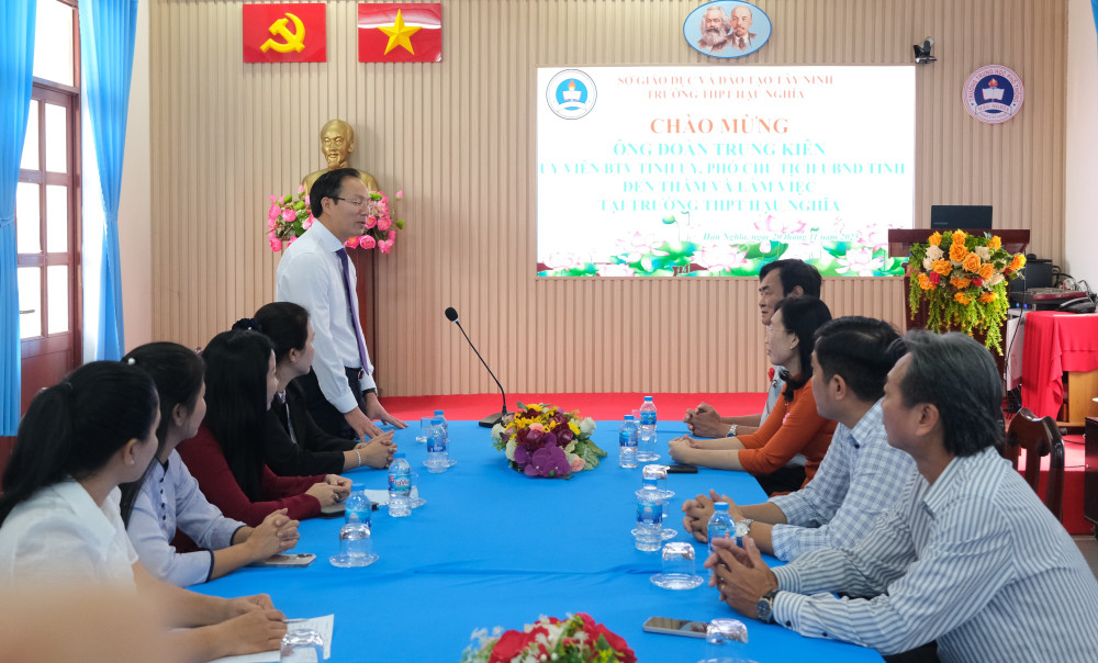 Ủy viên Ban Thường vụ Tỉnh ủy, Phó Chủ tịch UBND tỉnh Đoàn Trung Kiên thăm hỏi, động viên các thầy cô Trường THPT Hậu Nghĩa