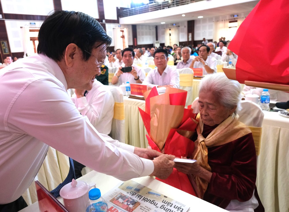 Nguyên Ủy viên Bộ Chính trị, nguyên Chủ tịch nước Trương Tấn Sang tặng hoa và quà cho Bà mẹ Việt Nam Anh hùng Nguyễn Thị Phước