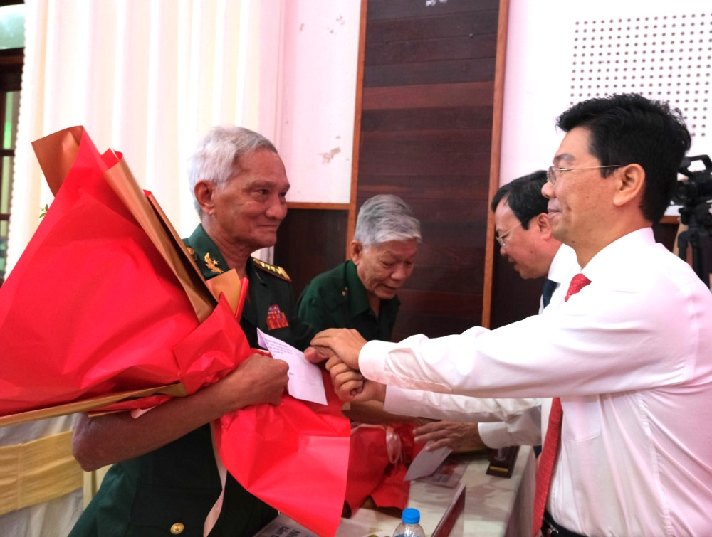 Phó Bí thư Thường trực Tỉnh ủy, Chủ tịch HĐND tỉnh Nguyễn Mạnh Hùng tặng hoa cho Anh hùng Lực lượng vũ trang Nhân dân Trần Văn Năm