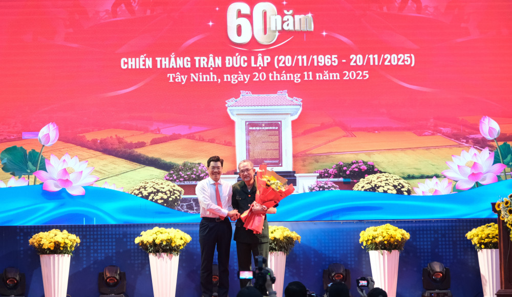 Phó Bí thư Thường trực Tỉnh ủy, Chủ tịch HĐND tỉnh Nguyễn Mạnh Hùng tặng hoa kỷ niệm cho nguyên Phó Bí thư Tỉnh ủy, nguyên Chủ tịch UBND tỉnh Long An Nguyễn Thanh Tuấn